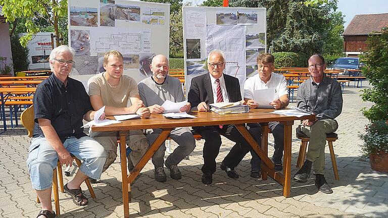 Kläger, Anwalt und technischer Berater bilden eine Front gegen das Hotel in den Weinbergen in Volkach (von links): Manfred Fleischmann, Felix Schlund, Winfried Langer (alles Kläger), Wolfgang Baumann (Rechtsanwalt), Elmar Datzer (technischer Berater) und Thomas Jäcklein (Käger).