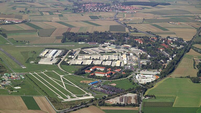 Ein Archivbild, als die Conn Barracks bei Geldersheim (vorne, im Hintergrund Euerbach) noch von der US-Armee genutzt worden sind: Das Gelände soll zu einem Gewerbepark werden. Im Kreistag ist es jetzt bei diesem Thema zu heftigem Streit gekommen.