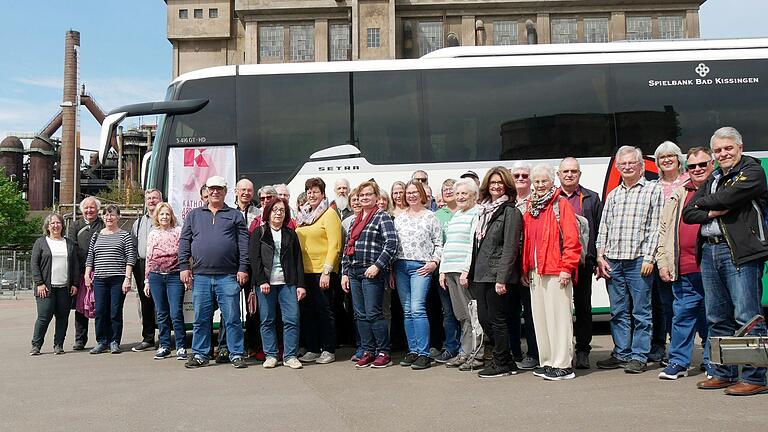 Mit dem Tour-Bus der Spieler des 1. FC Schweinfurt 05 waren die KAB-ler auf ihrer Bildungsreise unterwegs. Sie besuchten auch das Weltkulturerbe Völklinger Hütte. Bei einer Führung im ehemaligen Stahlwerk wurden die Veränderungen der Roheisenherstellung und der Arbeitsbedingungen der Menschen deutlich.