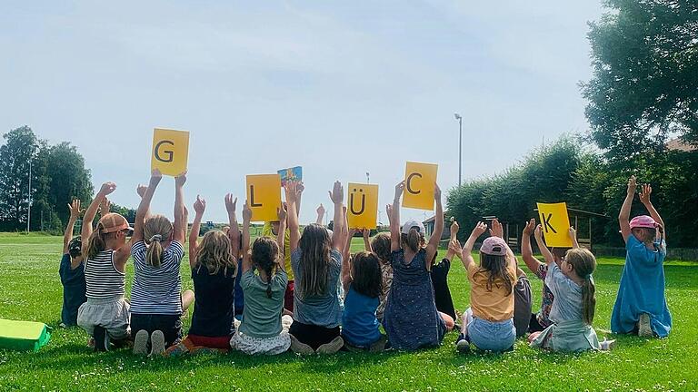 Während einer Projektwoche in der Grundschule Bergtheim wurden Glückstage im Freien durchgeführt.