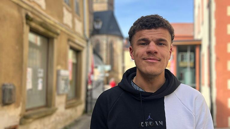 David Buckner (22) aus Gerolzhofen kann nachvollziehen, dass sich manche Menschen weigern eine Waffe zu bedienen. David Buckner (22) aus Gerolzhofen kann nachvollziehen, dass sich manche Menschen weigern eine Waffe zu bedienen.