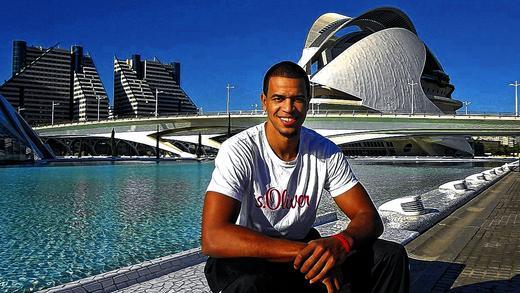 Valencia im Rücken: Würzburgs Alex King, im Hintergrund die Reina Sofía (rechts), das Opernhaus von Valencia.