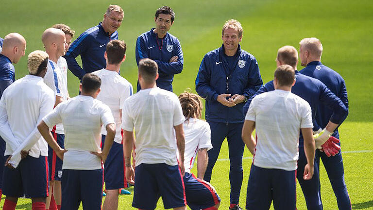 Historisch       -  Trainer Jürgen Klinsmann tritt mit dem US-Team in Kuba an. Foto: Maja Hitij