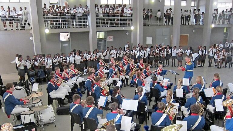 Unbeschreibliche Dankbarkeit erlebte das Jugendmusikkorps 2014 nach seinem Konzert in der Kayamandi High School. Der Verein Cape Classic will heuer ein Konzert in Bad Kissingen geben: 'Kammermusik in Bad Kissingen - Spenden für Südafrika'. Foto: JMK       -  Unbeschreibliche Dankbarkeit erlebte das Jugendmusikkorps 2014 nach seinem Konzert in der Kayamandi High School. Der Verein Cape Classic will heuer ein Konzert in Bad Kissingen geben: 'Kammermusik in Bad Kissingen - Spenden für Südafrika'. Foto: JMK