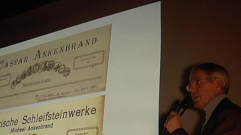 Dr. Reinhard Kulick stellte sein Buch über die Sandsteinindustrie, das mit vielen historischen Dokumenten unterlegt ist, vor.