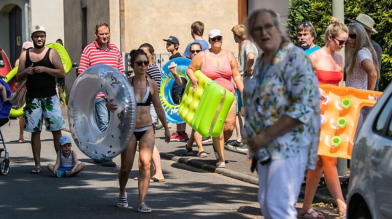 Während der Demonstration in Astheim passierten Ausflügler auf dem Weg zum Main die Gruppe der Demonstranten.