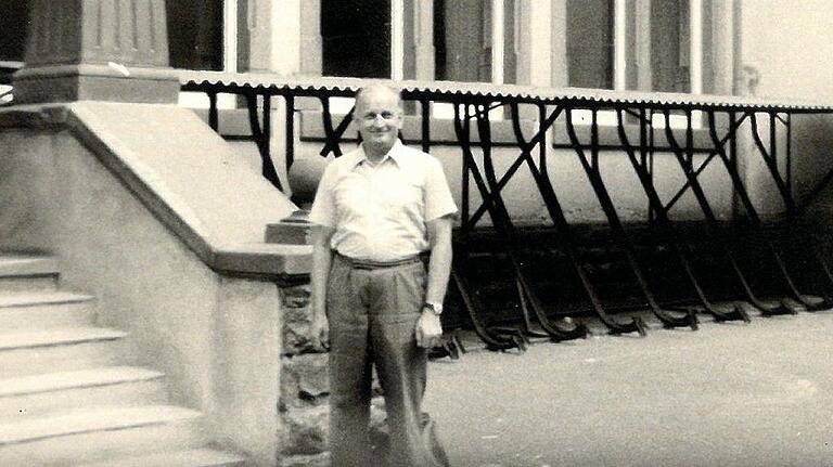 Hellmut Hampel war der Schulleiter der ersten Stunde. Hellmut Hampel war der Schulleiter der ersten Stunde.
