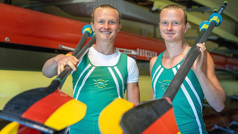 Die 26-jährigen Zwillingsschwestern Marion (links) und Johanna (rechts) Reichardt vom Akademischen Ruderclub Würzburg haben bei der Weltmeisterschaft in Belgrad das Ticket für Paris 2024 verpasst.&nbsp;&nbsp;