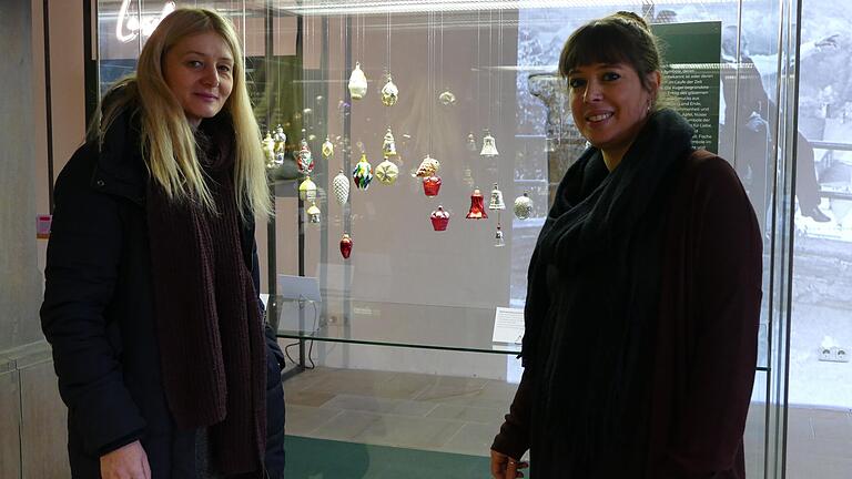 Museumsdirektorin Kristin Knebel (links) und Kuratorin Eleonora Cagol mit Christbaumschmuck aus Lauscha.