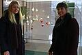 Museumsdirektorin Kristin Knebel (links) und Kuratorin Eleonora Cagol mit Christbaumschmuck aus Lauscha.