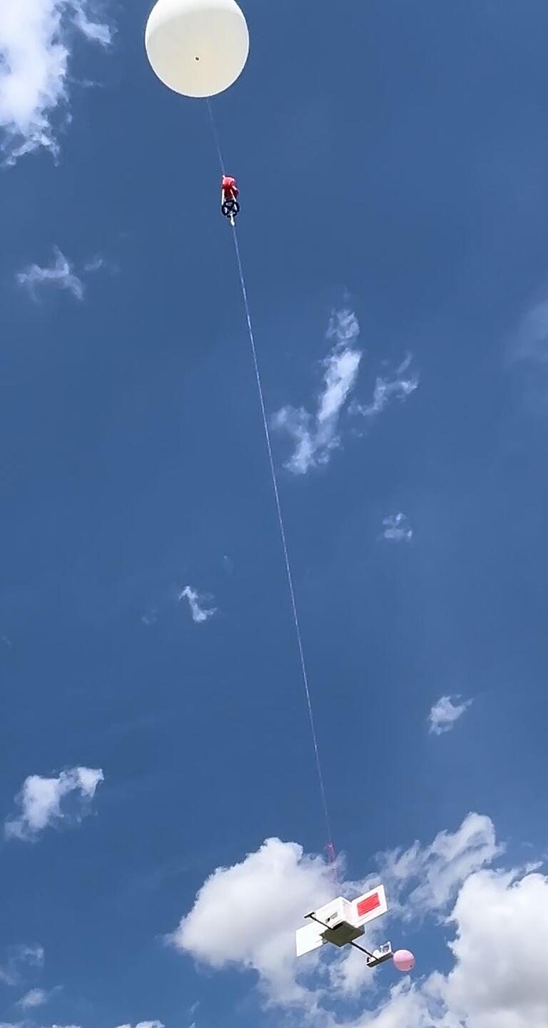 Die Experimentierdrohne beim Abflug an einem mannshohen Wetterballon.