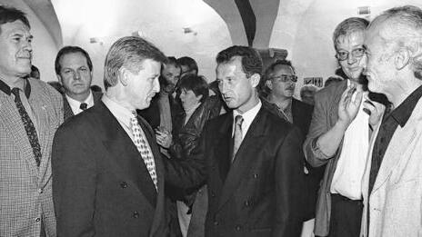 Ein historischer Augenblick, abends am 12. Oktober 1997: Bernd Moser (rechts) kann offensichtlich seinen Sensationssieg bei der Kitzinger OB-Wahl noch nicht fassen. Trost von Landrat Dr. Siegfried Naser bekommt Konkurrent und &ndash; noch &ndash; amtierender Oberbürgermeister Dr. Erwin Rumpel, dessen Niederlage offensichtlich auch bei dem damaligen CSU-Landesgruppenchef und heutigen Bundeswirtschaftsminister Michael Glos die Stimmung kräftig verhagelt hat.