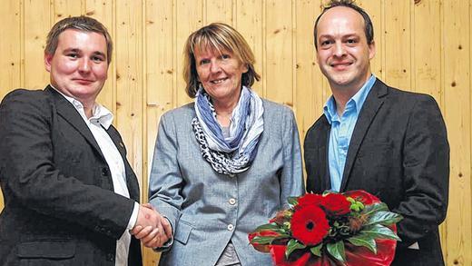 Gratulation: Landtagsabgeordnete Kathi Petersen beglückwünschte René van Eckert zum neuen Amt. Auch Matthias Kihn (rechts), der aus beruflichen Gründen nicht mehr kandidierte, gratulierte seinem Nachfolger im Amt des SPD-Kreisvorsitzenden.