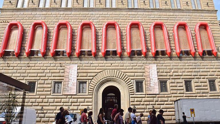 Ai Weiwei Libero exhibition in Florence       -  Rote Schlauchboote am Palazzo Strozzi in Florenz &ndash; sie waren Teil der Ausstellung &bdquo;Libero&ldquo;, der ersten Ai-Weiwei-Retrospektive in Italien von September 2016 bis Januar 2017.