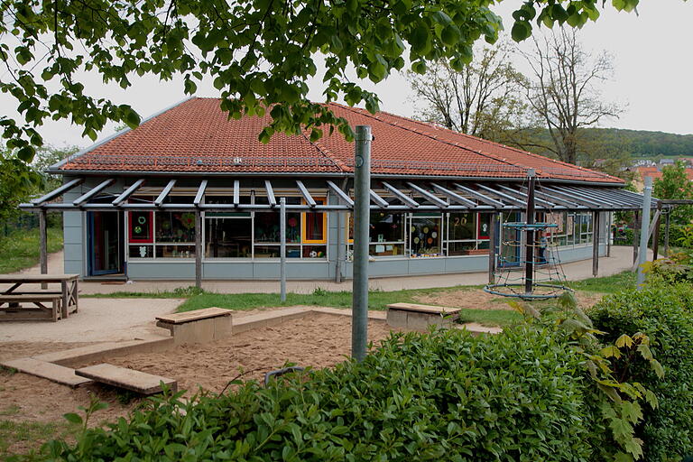 Zwischen der Bahnlinie und der „Georg-Nadler-Straße“ in einem schönen Ambiente von viel Grün umgeben das Sonderpädagogische Förderzentrum.