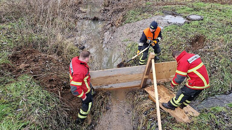 Zum Jahresende wurde die Freiwillige Feuerwehr Werneck zu einer technischen Hilfeleistung alarmiert. Am Ortsrand war ein Abwasserkanal verstopft und lief über, so dass das austretende Schmutzwasser in einen nahen Bachlauf floss. Zum Jahresende wurde die Freiwillige Feuerwehr Werneck zu einer technischen Hilfeleistung alarmiert. Am Ortsrand war ein Abwasserkanal verstopft und lief über, so dass das austretende Schmutzwasser in einen nahen Bachlauf floss.