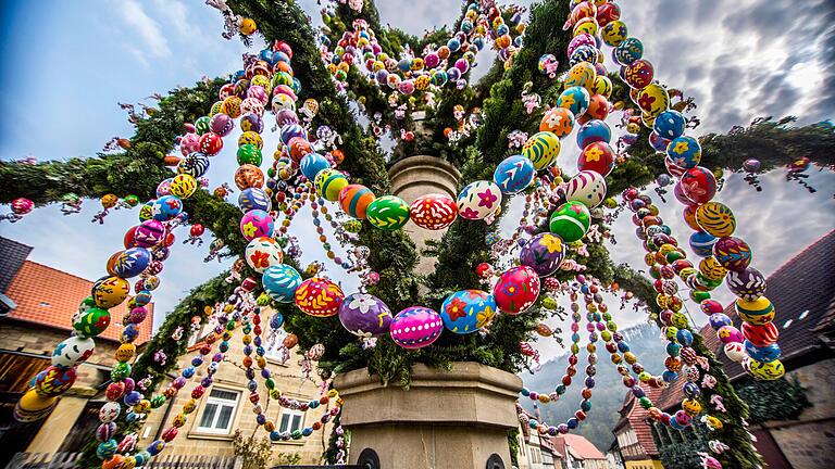 Ostern steht vor der Tür, und damit nicht nur geschmückte Brunnen wie hier in Zeil (Archivbild), sondern auch die Ferien.