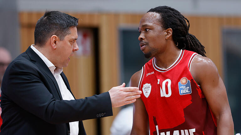 Sasa Filipovski, Coach der Würzburg Baskets, mit O'Showen Williams, der am Montag gegen Bayern München die meisten Punkte für die Würzburger erzielte.