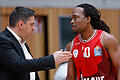 Sasa Filipovski, Coach der Würzburg Baskets, mit O'Showen Williams, der am Montag gegen Bayern München die meisten Punkte für die Würzburger erzielte.