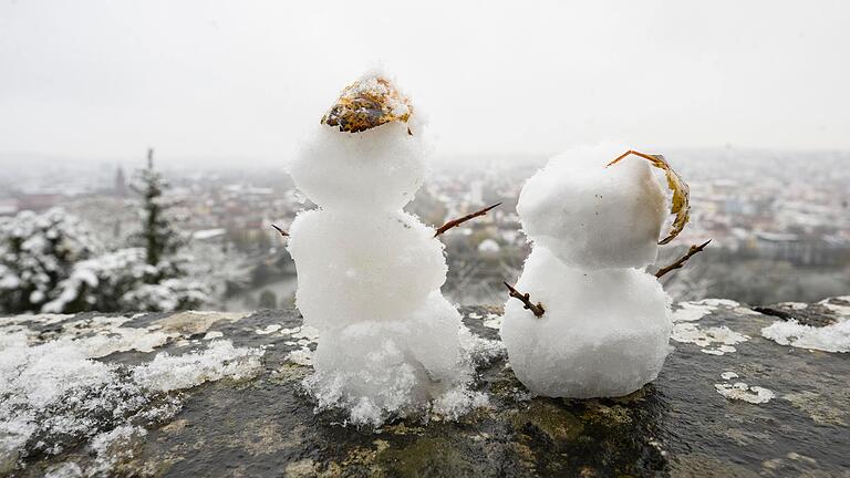 Unbekannte hinterließen im November vergangenen Jahres diese zwei Schneefiguren auf der Mauer des Würzburger Käppele.&nbsp;