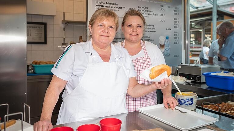 So kennt man sie am Würzburger Marktplatz über viele Jahre: Silvia King (geb. Knüpfing) im Verkauf und ihre Tochter Charlene King-Demling als Metzgermeisterin haben die Familientradition lange fortgesetzt.