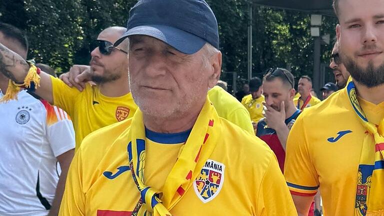 Läuft in Frankfurt beim rumänischen Fanmarsch zum Stadion mit: Ioan Dumitru.