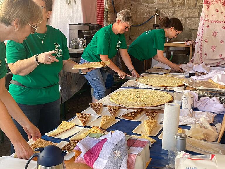 Alle Hände voll zu tun hatten die Bäckerinnen mit ihrem Käseplotz, dem Streusel- und Käsekuchen.