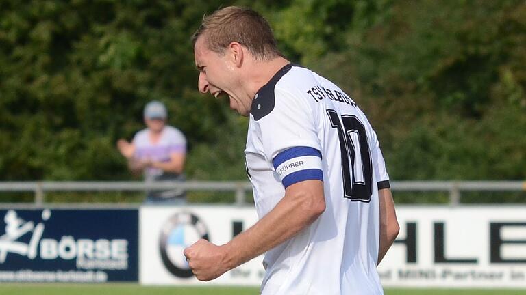 Er erzielte das Tor beim ersten Karlburger Auswärtspunktgewinn der laufenden Saison: Kapitän Manuel Römlein. Er erzielte das Tor beim ersten Karlburger Auswärtspunktgewinn der laufenden Saison: Kapitän Manuel Römlein.