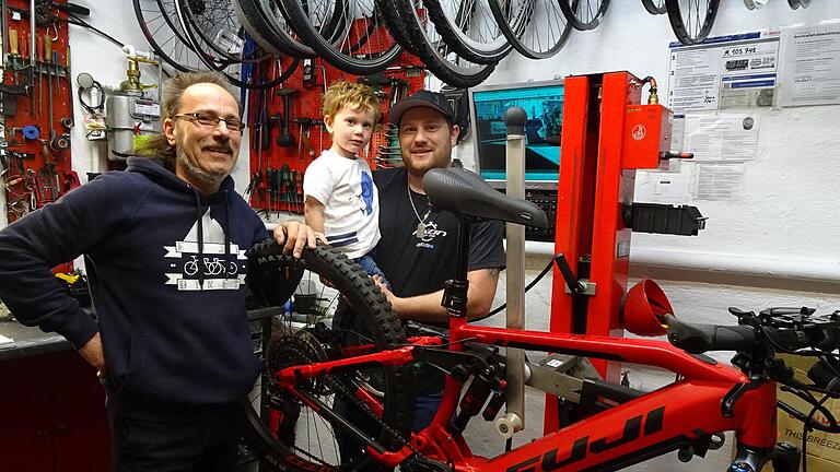 Die drei Generationen des Veitshöchheimer Familienbetriebs in der Werkstatt: Stefan (links), Joel (Mitte) und Sascha Einberger. Die drei Generationen des Veitshöchheimer Familienbetriebs in der Werkstatt: Stefan (links), Joel (Mitte) und Sascha Einberger. 