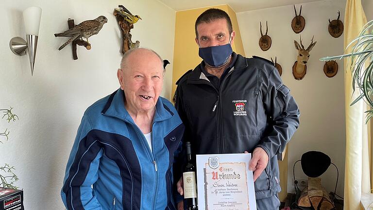Simon Weidner und erster Kommandant Achim Roos (rechts) bei der Gratulation zur 70-jährigen Vereinszugehörigkeit. Simon Weidner und erster Kommandant Achim Roos (rechts) bei der Gratulation zur 70-jährigen Vereinszugehörigkeit.