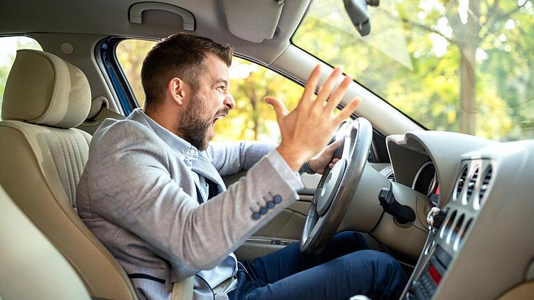 Mit Wutanfällen im Auto geht es im Straßenverkehr oft auch nicht schneller.