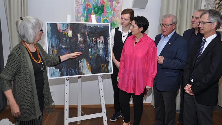 Das Foto zeigt Susanne Elsner-Dörr (links), die das im Nachlass entdeckte Bild 'Lichtblicke in der Fremde' erläutert. Aufmerksam hören zu (von rechts): Dietmar Elsner, Joachim Markert, Alfred Beetz, Christine Kastner und Benedikt Gerstner.