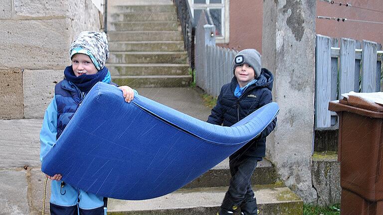 Ehemalige Kindergartenkinder halfen fleißig&nbsp; beim Umzug des Kindergartens mit.