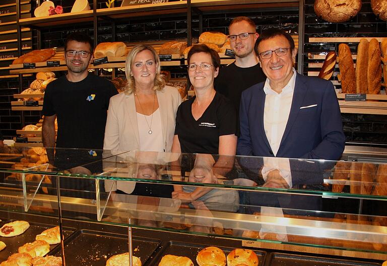 Gesprächsaustausch mit: (von rechts) Wolfgang Reinhart (Landtagsvizepräsident und Wahlkreisabgeordneter), Florian Morschheuser (Kreisobermeister der Metzger- und Bäckerinnung), Monika Berberich (Inhaberin Bäckerei-Café Berberich in Königheim und Bäckerei 'Bischemer Brotkörble'), Angelika Gold (Geschäftsführerin Kreishandwerkerschaft Main-Tauber) sowie Franz Seubert (Mitgründer und Mitinhaber der PlanerAI GmbH aus Großrinderfeld).