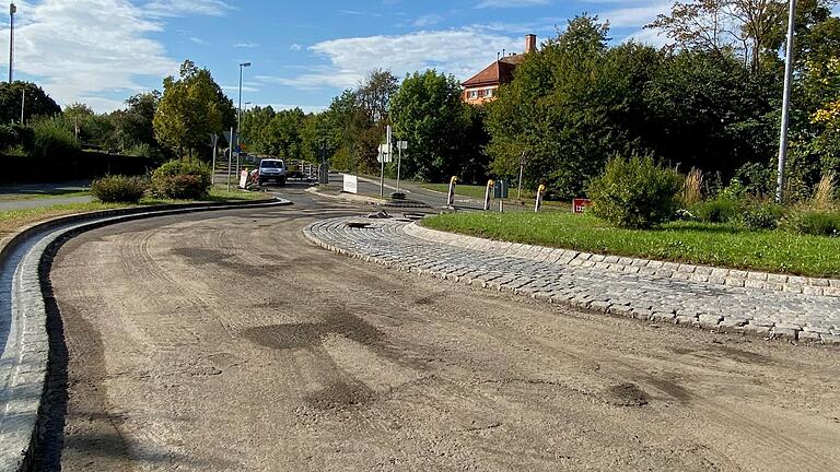 Auf diesem Abschnitt des Bahnhofskreisels führt ab Mitte Oktober der Weg Richtung Autobahnzubringer und Hendungen. Dann wird der Teilbereich, der bislang befahrbar war, saniert.&nbsp;&nbsp;