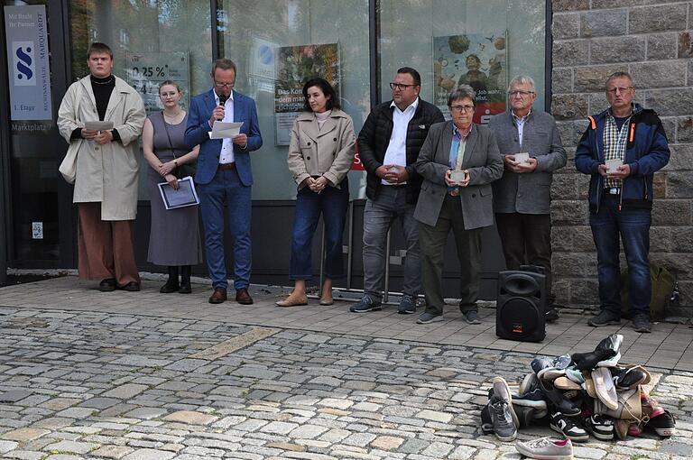 Stellvertretender Landrat Michael Ziegler (Dritter von links) hielt eine Rede auf dem Marktplatz. Weiter von links: Bundestagsabgeordnete Dorothee Bär, Erster Bürgermeister Alexander Bergmann, Dritte Bürgermeisterin Julitta Ott und die Stadträte Jürgen Sieber und Armin Manietta.