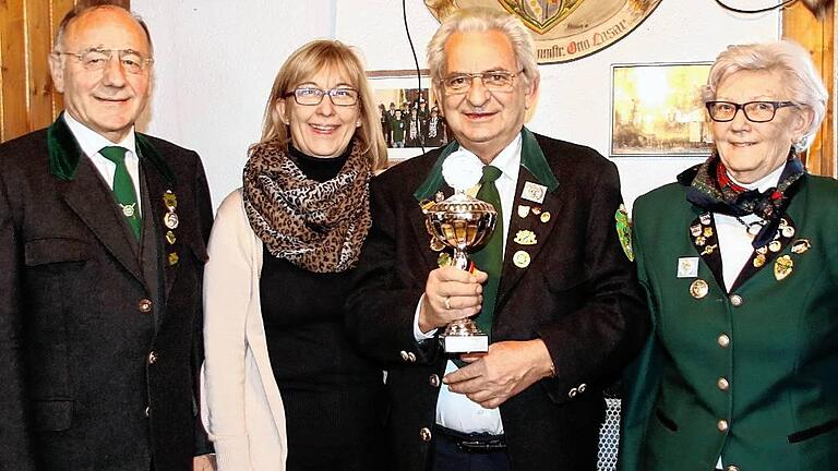 Es sei für ihn eine besonders große Ehre, den Franz-Josef-Hein-Geburtstagspokal als Sieger in Händen halten zu können &ndash; sichtlich gerührt nahm Ehrenmitglied Heribert Fuchs den Pokal aus den Händen von Eva Röll, der Tochter des Pokalspenders, entgegen. Im Bild von links: Theodor Leusser, Eva Röll, Heribert Fuchs und Irmi Hein.