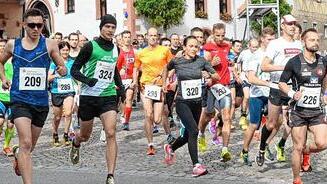 Los geht?s am Zeiler Marktplatz: Beim Start des Hauptlaufes liefen die späteren Gewinner schon an der Spitze: mit der Nummer 226 Alexander Finsel, Hans Appel mit der 324 und der Drittplatzierte Stephan Bayer mit der Startnummer 290. Auch die spätere Siegerin der Damen Christiane Adriaanse (320) ist schon vorne dabei.