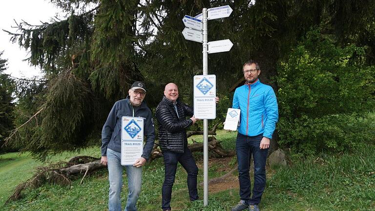 Bürgermeister Georg Seiffert (Mitte) probiert schon einmal aus, wie das neue Hinweisschild für Mountainbiker in der Natur wirkt. Mit ausgearbeitet und vorgestellt wurde das Schild von Manfred Reder vom RWV Haselbach (links) und Andi Rohe, Rhöntrail (rechts). Marion Eckert       -  Bürgermeister Georg Seiffert (Mitte) probiert schon einmal aus, wie das neue Hinweisschild für Mountainbiker in der Natur wirkt. Mit ausgearbeitet und vorgestellt wurde das Schild von Manfred Reder vom RWV Haselbach (links) und Andi Rohe, Rhöntrail (rechts). Marion Eckert