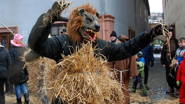 Es knallt, wenn die Strohbären am Rosenmontag einem der ältesten Faschingsbräuche von Bergrothenfels nachgehen.