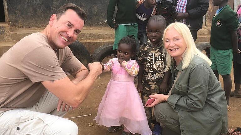 Jürgen und Kerstin Höller bei einem Besuch in Kenia, wo die Jürgen-Höller-Stiftung in den vergangenen acht Jahren in Kooperation mit der Welthungerhilfe 26 Schulen neu baute.