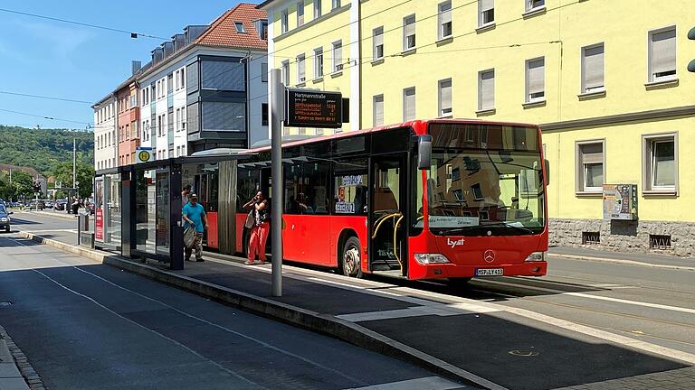 Noch fährt an Wochentagen nur ein Schienenersatzverkehr in die Zellerau in Würzburg. Jetzt ist die Rückkehr der Straßenbahn absehbar. Noch fährt an Wochentagen nur ein Schienenersatzverkehr in die Zellerau in Würzburg. Jetzt ist die Rückkehr der Straßenbahn absehbar.