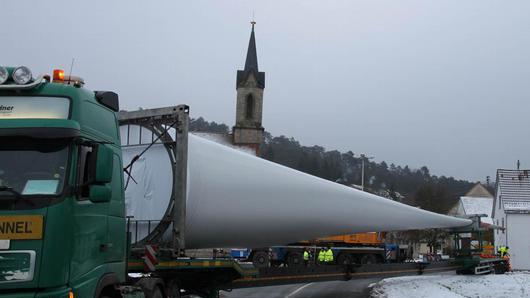 Der 53 Meter lange Flügel des Windrads steckte über Stunden am Kreisverkehr in Burghausen fest.  Foto: Thomas Malz       -  Der 53 Meter lange Flügel des Windrads steckte über Stunden am Kreisverkehr in Burghausen fest.  Foto: Thomas Malz