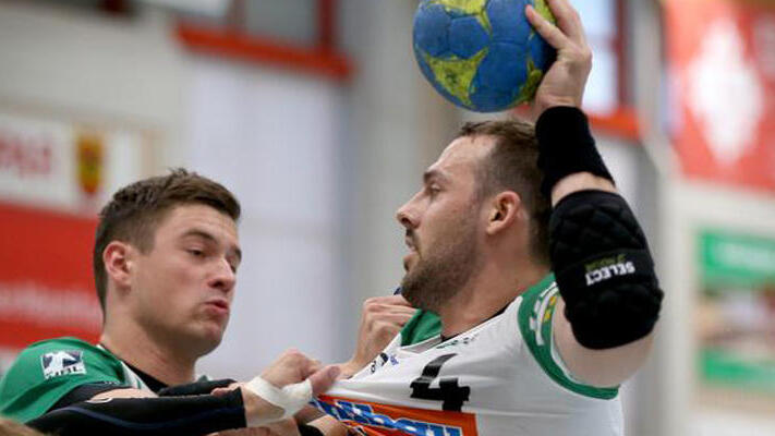 Typische Szene für das DHB-Pokalspiel (1. Runde): Jan Winkler (von links, DJK Rimpar Wölfe) sieht zu, wie Tim Kneule von Frisch Auf Göppingen die Oberhand behält. Der Bundesligist aus Schwaben hatte am Ende deutlich die Nase vorn.