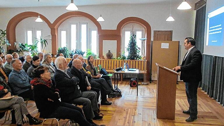 Über den Anlass einer versuchten Eroberung Ochsenfurts vor 576 Jahren sprach der Historiker Dr. Markus Frankl in der Stadtbibliothek Ochsenfurt. Über den Anlass einer versuchten Eroberung Ochsenfurts vor 576 Jahren sprach der Historiker Dr. Markus Frankl in der Stadtbibliothek Ochsenfurt.