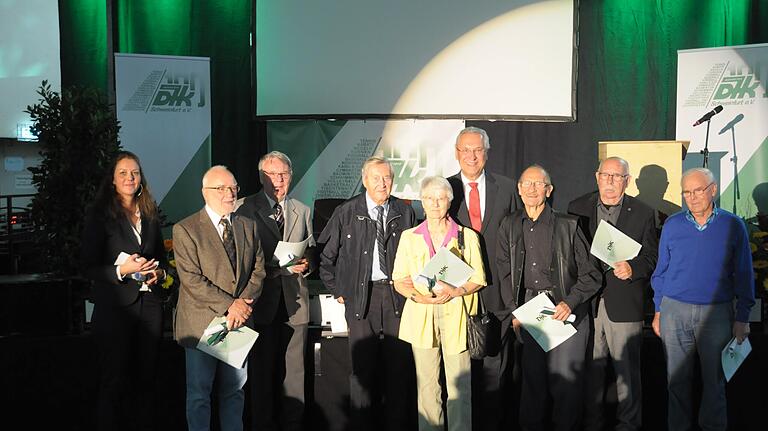 Ehrungen für 70 Jahre DJK-Zugehörigkeit, überreicht durch Vorsitzende Stefanie Stockinger-von Lackum (links) und Sportminister Joachim Herrmann (Mitte, hinten). Das Bild zeigt weiter von links: Ludwig Kress, Robert Scheuring, Franz Werner, Dorothea Walter, Walter Erhard, Edgar Lösch und Karl Gottwalt Ehrungen für 70 Jahre DJK-Zugehörigkeit, überreicht durch Vorsitzende Stefanie Stockinger-von Lackum (links) und Sportminister Joachim Herrmann (Mitte, hinten). Das Bild zeigt weiter von links: Ludwig Kress, Robert Scheuring, Franz Werner, Dorothea Walter, Walter Erhard, Edgar Lösch und Karl Gottwalt