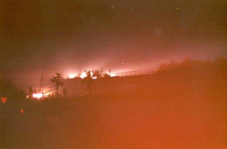 Die Schnellstraßen-Brücke an der Dingolshäuser Straße: Es herrscht kein Nebel, sondern die Autofahrer müssen das Licht einschalten, weil der Qualm vom Schuttplatz so dicht ist. Dieses Foto legt Hans-Jürgen Runge dem Schreiben an den Bürgermeister bei. Die Schnellstraßen-Brücke an der Dingolshäuser Straße: Es herrscht kein Nebel, sondern die Autofahrer müssen das Licht einschalten, weil der Qualm vom Schuttplatz so dicht ist. Dieses Foto legt Hans-Jürgen Runge dem Schreiben an den Bürgermeister bei.
