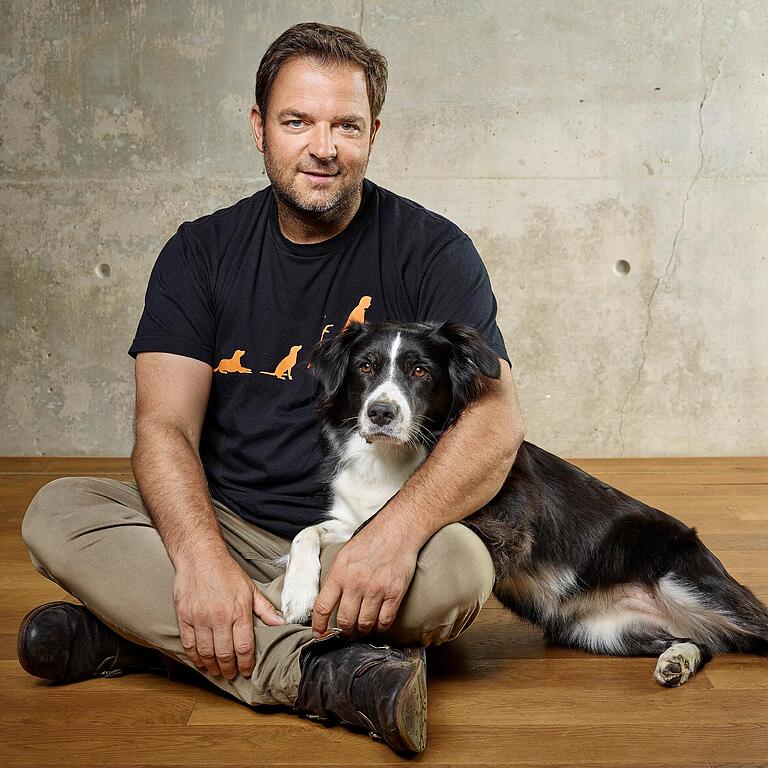 Hundeexperte Martin Rütter führt durch die Sendung und kommentiert die gezeigten Szenen. Hundeexperte Martin Rütter führt durch die Sendung und kommentiert die gezeigten Szenen.