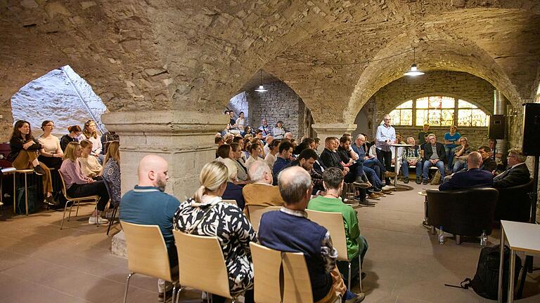 Gut besucht war der Max-Stern-Keller der Universität beim 'Kellergespräch' von Main-Post und Juristen-Alumni.