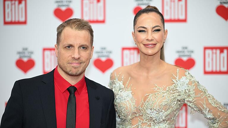 Oliver Pocher und Sandy Meyer-Wölden       -  Sandy Meyer-Wölden zieht zunächst wieder bei Oliver Pocher in Köln ein - mit ihren drei gemeinsamen Kindern. (Archivbild)